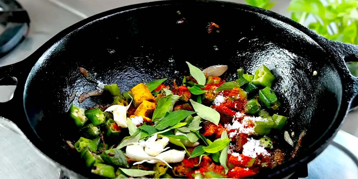 Leckeres gebratenes Okra-Rezept mit Koriander und Paprika, das Vata- und Kapha-Doshas für ein knuspriges Gericht ausgleicht.